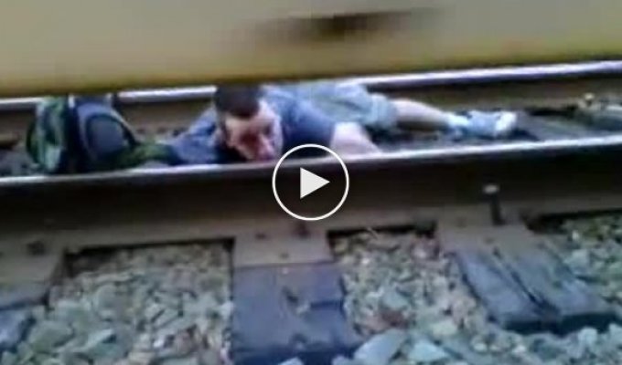 Идиот под поездом