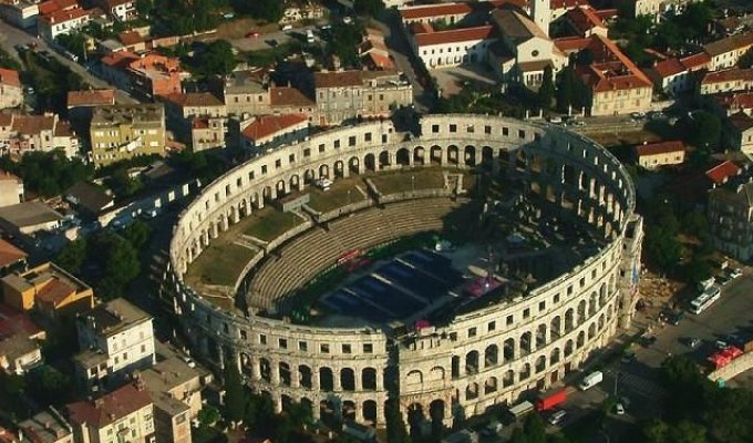 Знаменитые римские амфитеатры (11 фото)