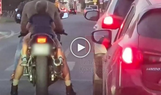 Father of the Year rides a six-year-old child without a helmet on a motorcycle