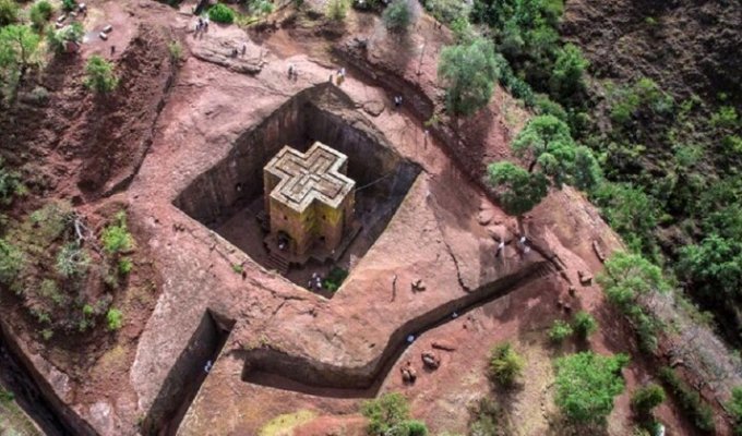 Эфиопская церковь из цельной скалы поражает воображение (20 фото)