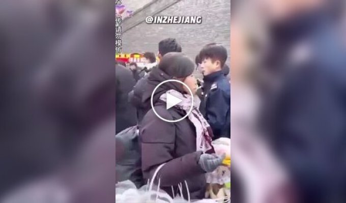 Полицейский показал, насколько легко вытащить смартфон из чужого кармана в общественном месте