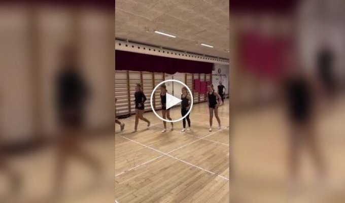 Синхронный танец девушек