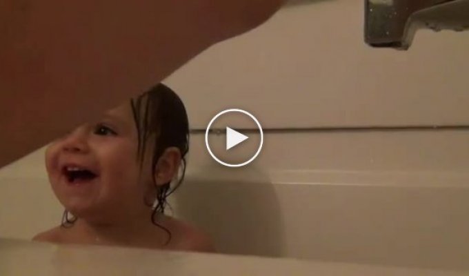 Маленький ребенок впервые увидел кран в ванной