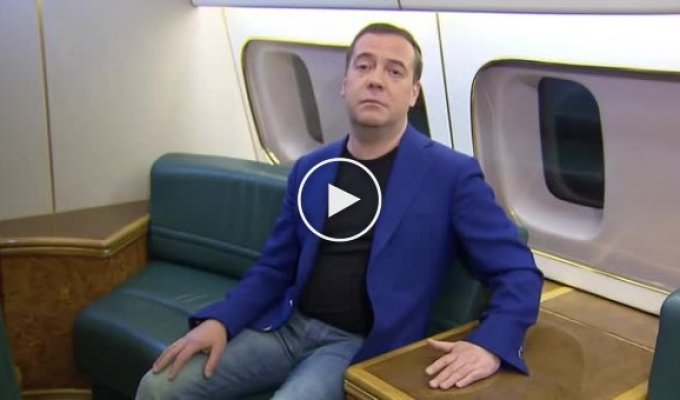 Медведев записал поздравление с 8 марта и попытался изобразить восьмерку в воздухе
