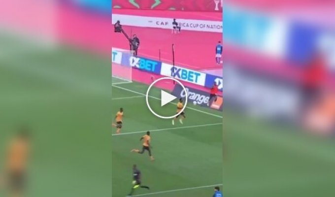 Футболіст ледь не зламав шию під час святкування голу