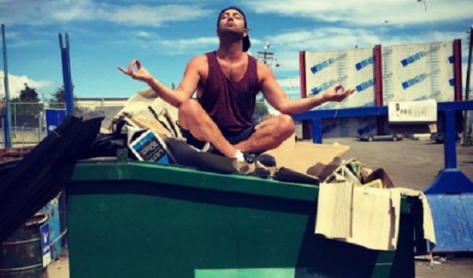 Мужик путешествует по миру, чтобы заниматься йогой среди мусора (18 фото)