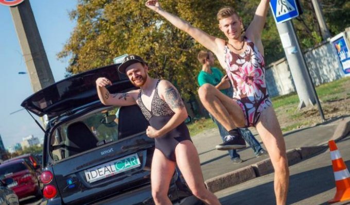 В Киеве мужчины в купальниках приехали за бесплатным топливом (15 фото)