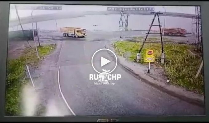 Водитель грузовика пытался проехать железнодорожный переезд