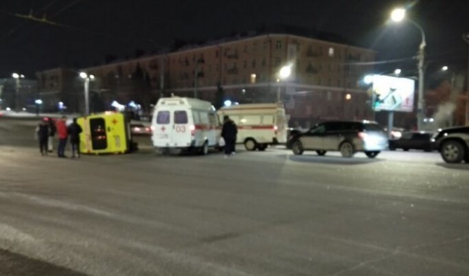 В центре Омска перевернулся реанимобиль, который вез пострадавшую в другой аварии (3 фото + 1 видео)