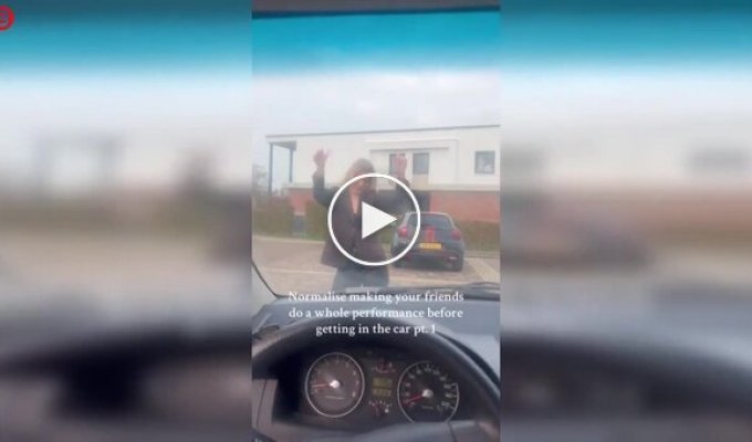 Танец перед поездкой: забавный ритуал подруг