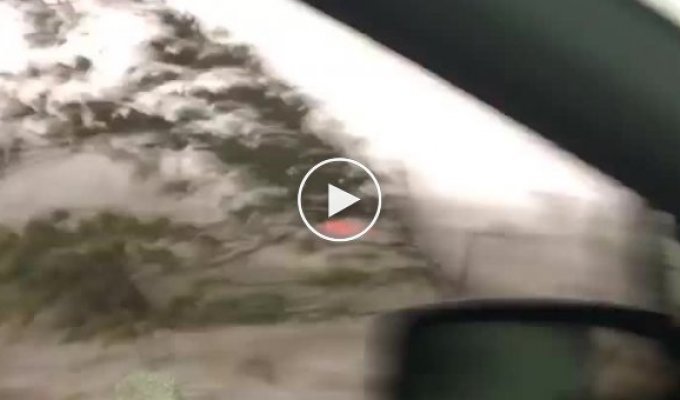 Девушка из Канады оказалась в эпицентре торнадо на своем автомобиле