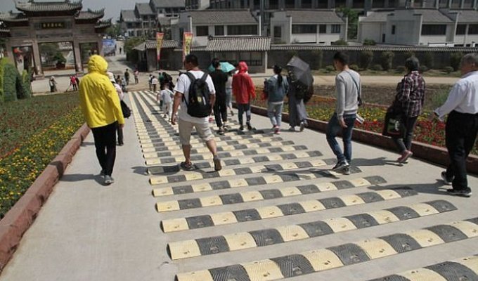 В Китае установили 50 «лежачих полицейских» на пешеходной дороге (5 фото)