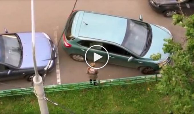 Женщина не может выехать с парковки
