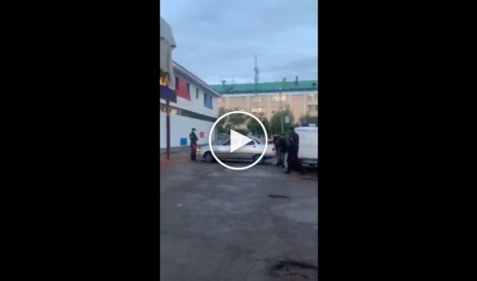 Пьяный водитель прокатил полицейского на капоте в Воркуте