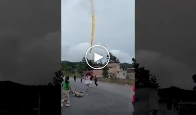 Люди бегут в панике: в Китае рядом с жилым районом упала часть космической ракеты