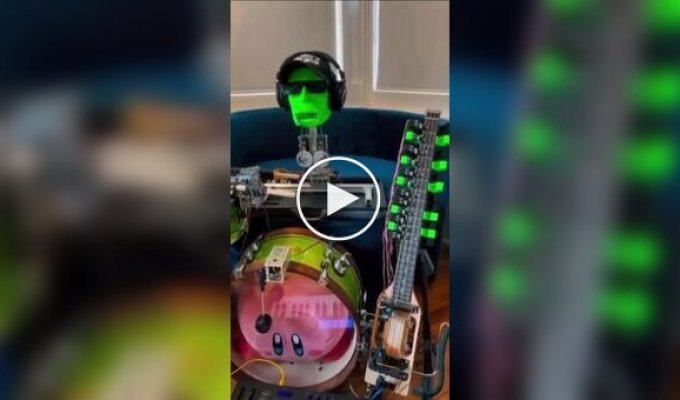 В США музыкант собрал полноценную робо-группу, заставив собственные инструменты играть самостоятельно