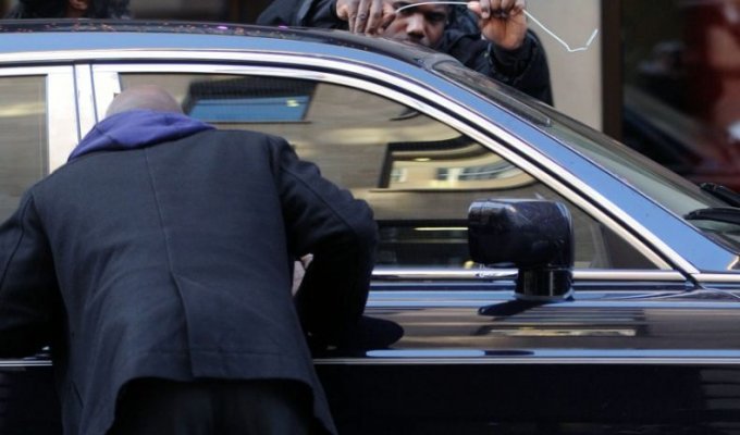  Рэпер 50 Cent забыл ключи в своем Ролс Ройсе (4 фото)