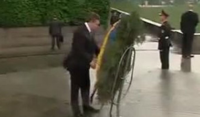 На Януковича упал венок