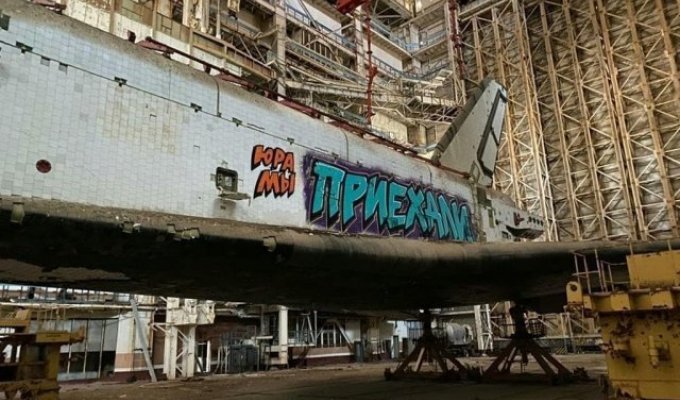 Граффитисты пробрались на Байконур и разрисовали недостроенный космический шаттл «Буран» (3 фото)