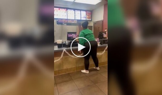 Woman Reacts Aggressively After Realizing Her Order Didn't Include Three French Fries