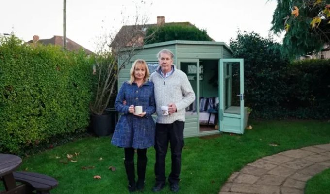 Соседи заставляют мужчину снести дом в саду, называя его работу "незаконной постройкой" (4 фото)