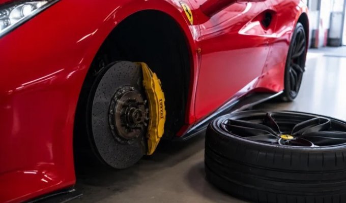 Ferrari Invents an Emergency Wheel Detachment System for Safety (5 photos)
