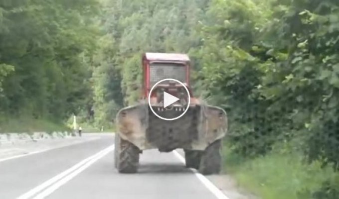Пьяный польский тракторист за рулем трактора
