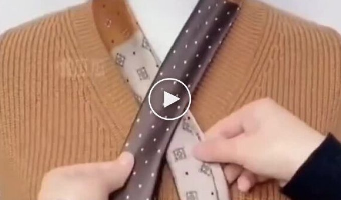 How flight attendants tie scarves