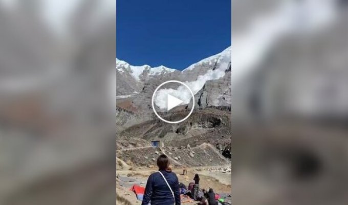 Огромная лавина обрушилась на туристический лагерь на Аннапурне