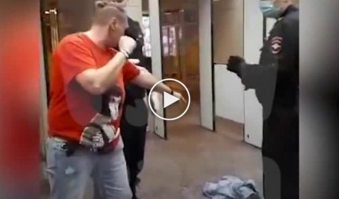 В Санкт-Петербурге агрессивная антимасочница вызвала полицейских на бой и потерпела фиаско