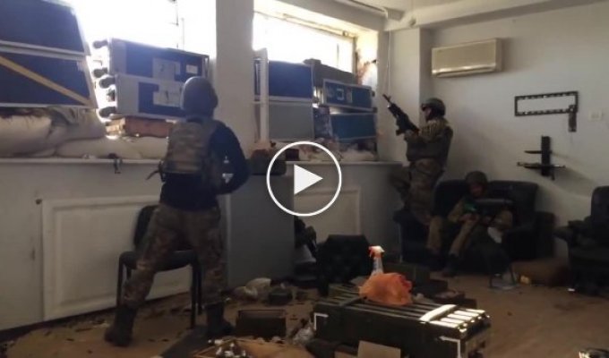 Донецкие Киборги под гимн Украины расстреливают террористов