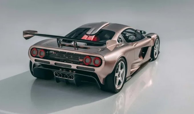 Создатель McLaren F1 представил два новых суперкара с V12 (20 фото)