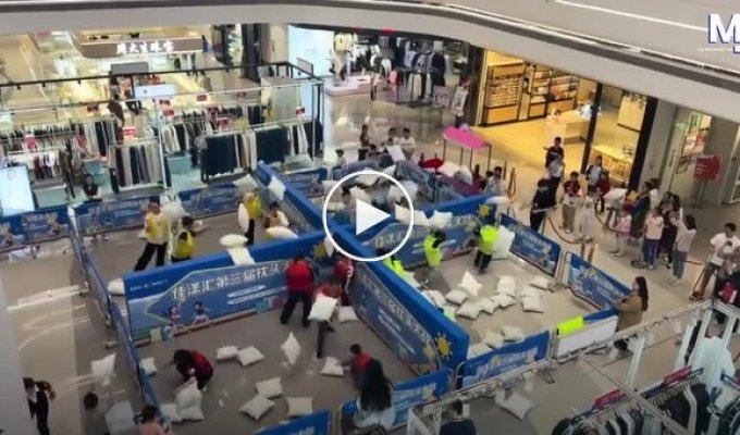 Необычный способ разрядки: битва подушками в торговом центре