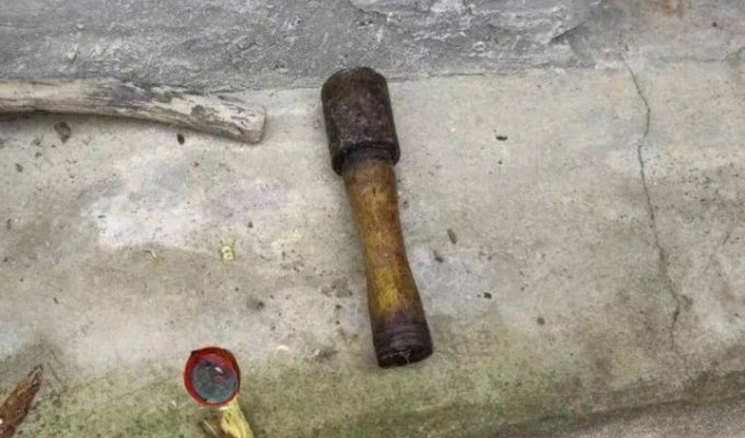 Пожилая китаянка 20 лет использовала гранату как молоток (2 фото + 1 видео)