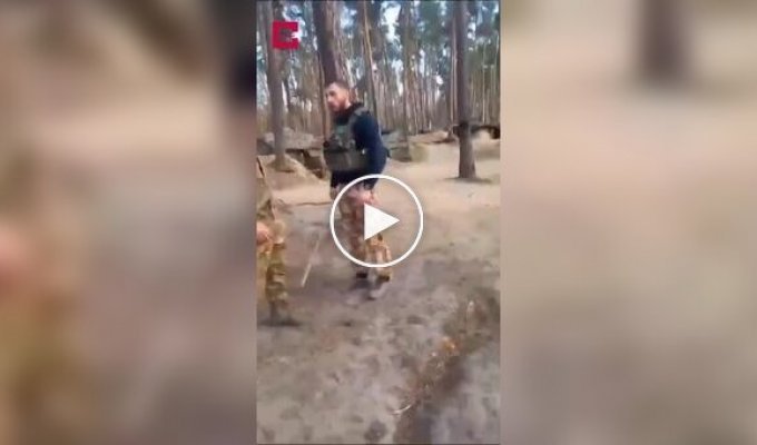 Kadyrov's men beat a Russian soldier with a stick for drinking alcohol on duty (profanity)