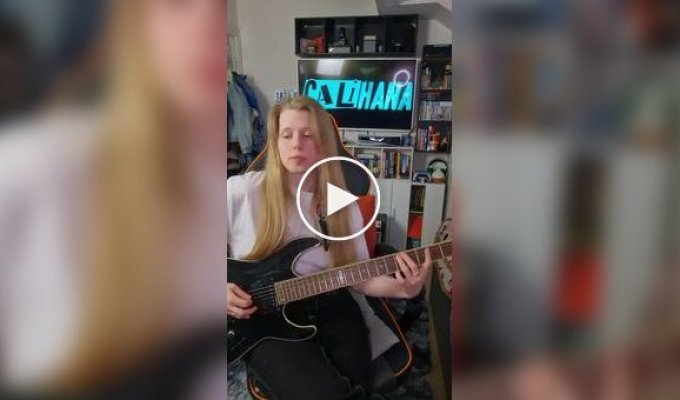 Милая девушка, которая умеет играть рок на гитаре
