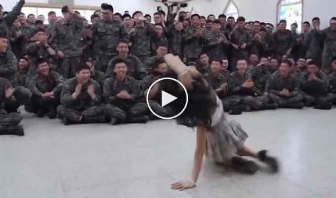 В Южной Корее певица исполнила откровенный танец перед солдатами
