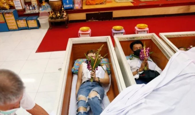 Лег в гроб и очистился (3 фото)