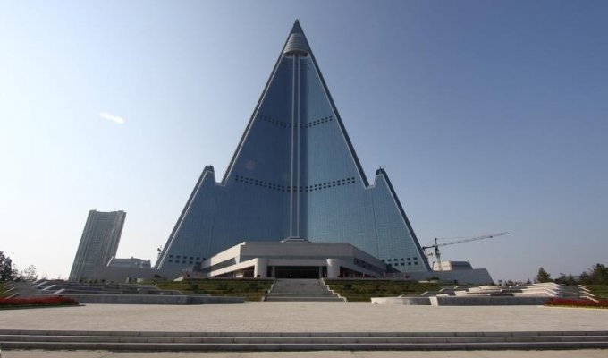 Необычная гостиница Рюген в Северной Корее (7 фото)