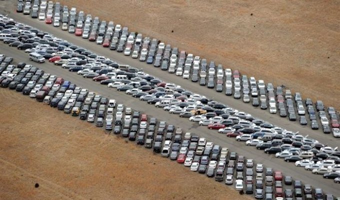 Тысячи автомобилей после урагана Сэнди (10 фото)