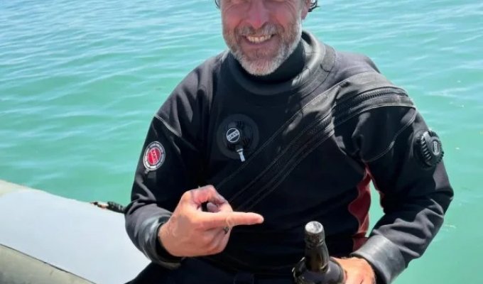 The Ultimate Friday Find: Diver Discovers 162-Year-Old Beer at the Bottom of the English Channel (3 photos)