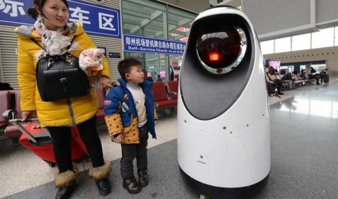 На китайском вокзале появился робот-патрульный (5 фото)