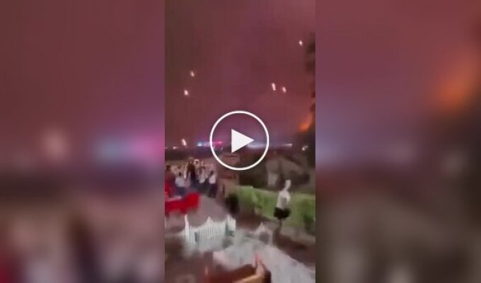 В Китае шоу дронов внезапно превратилось в «огненный дождь»