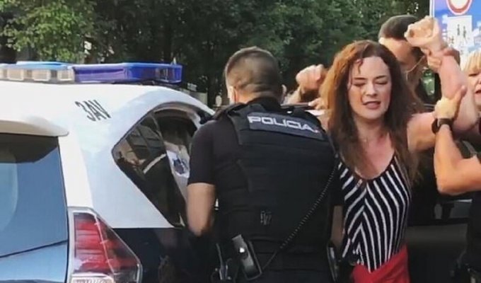 Ковид-диссидентку арестовали во время акции протеста в Мадриде (3 фото)