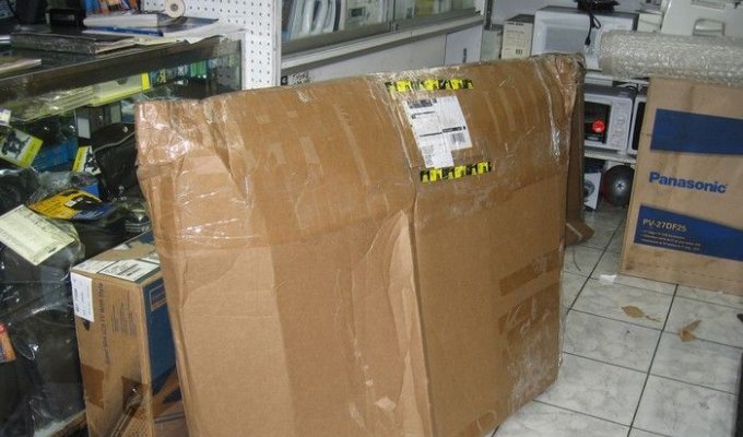 Такой телевизор нашли на складе (8 фото)
