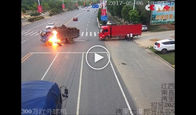 Водитель грузовика спасает мотоциклиста в огненной аварии