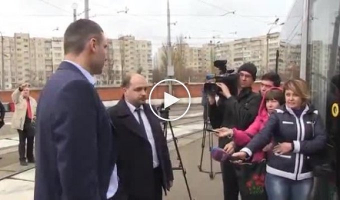 Мэр Киева Виталий Кличко представил современный трамвай