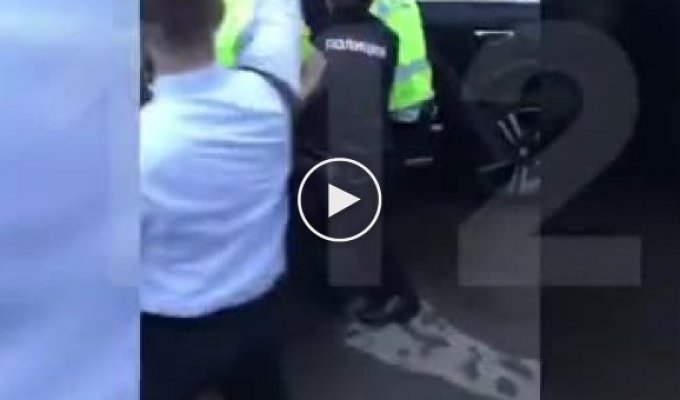 Москвич избил полицейских, защищая свой Porsche Cayenne от эвакуации