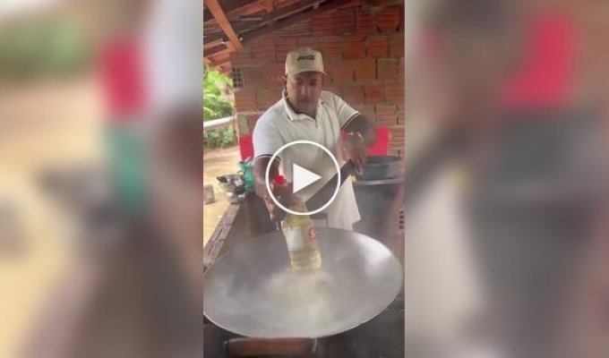 A man tried to open a bottle of oil in a spectacular way