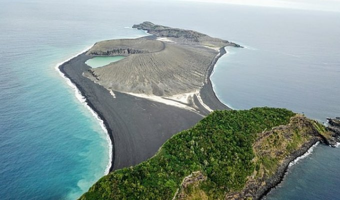Рождение нового острова в Тихом океане (9 фото)